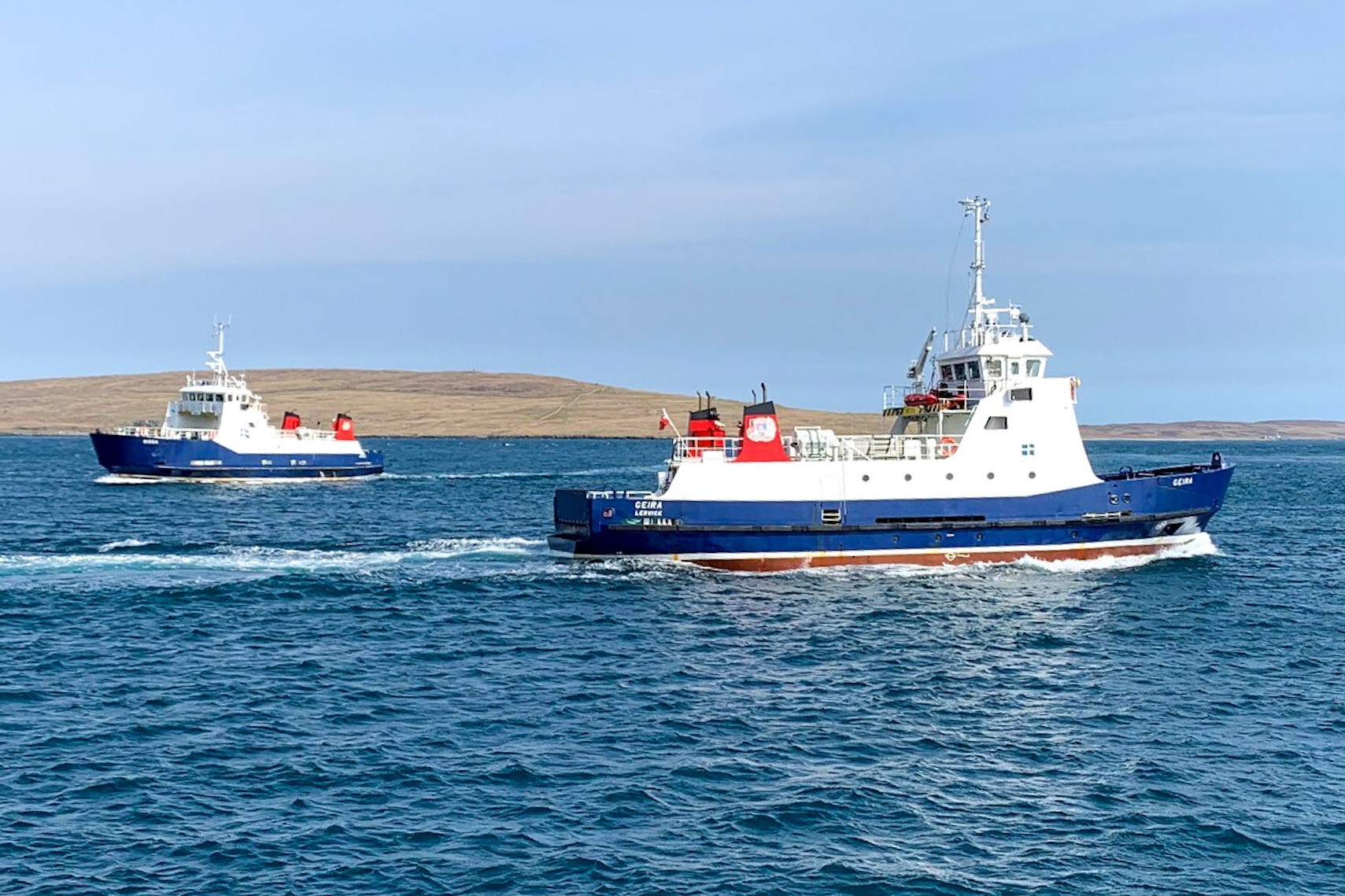 The Bigga and Geira passing each other on bluemull sound