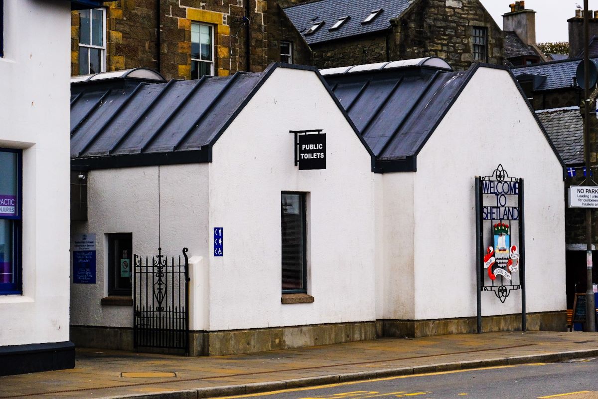 Harbour house loos sml